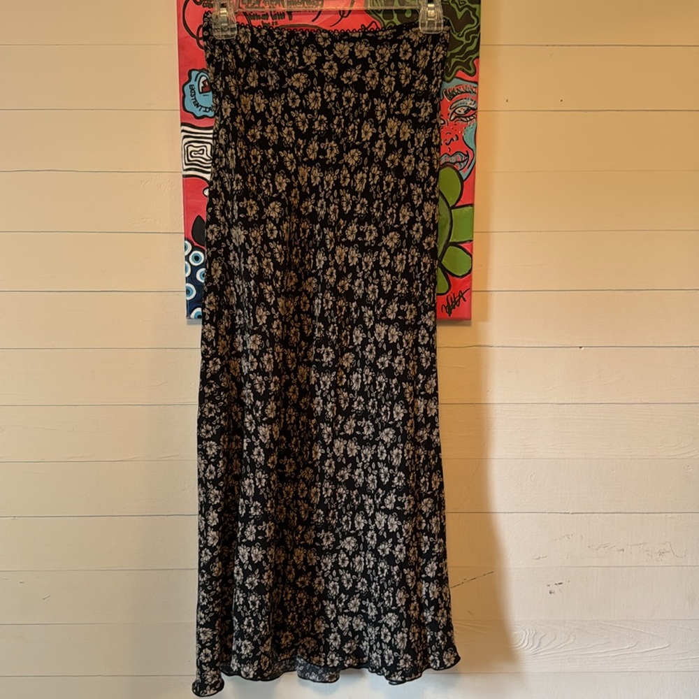 Old Navy Black and Cream Floral Skirt